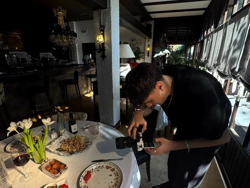 Fotógrafo de Mediafels grabando un plato en el Restaurante Las Botas