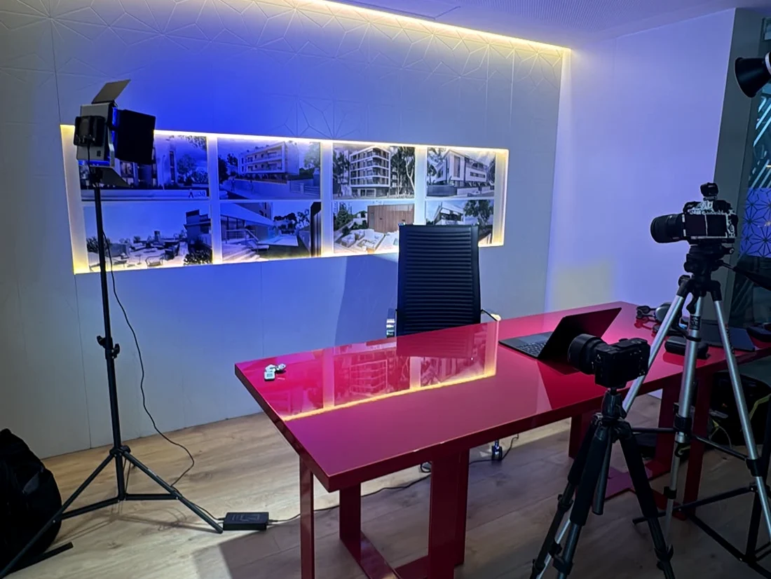 Equipo de Mediafels grabando una entrevista en su estudio de Castelldefels, con focos y difusores propios